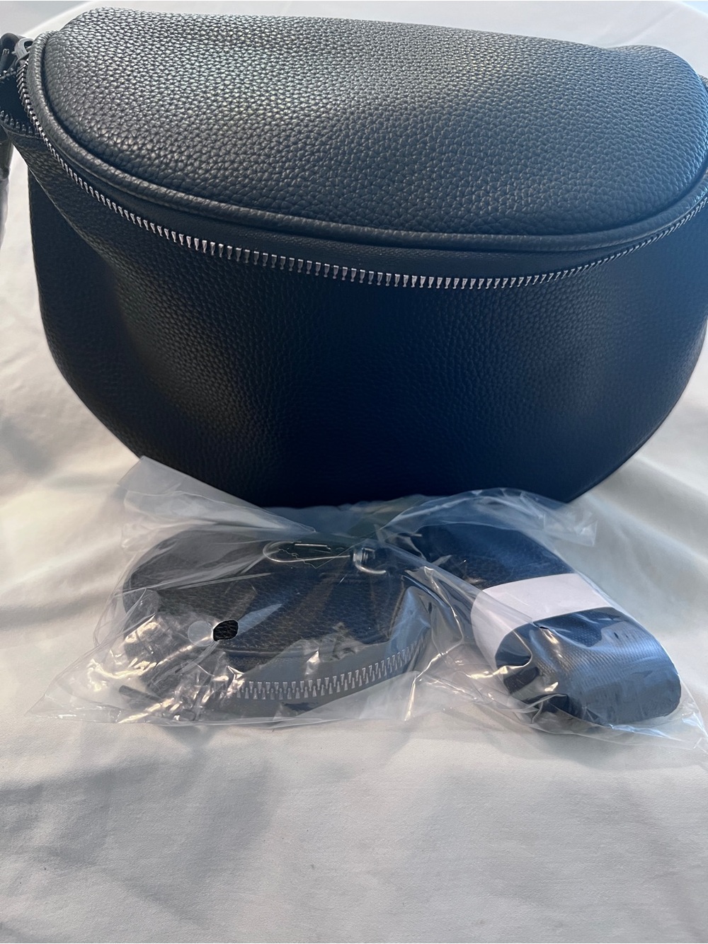 Crossbody “Bum Bag” unisex black w/adjustable shoulder strap